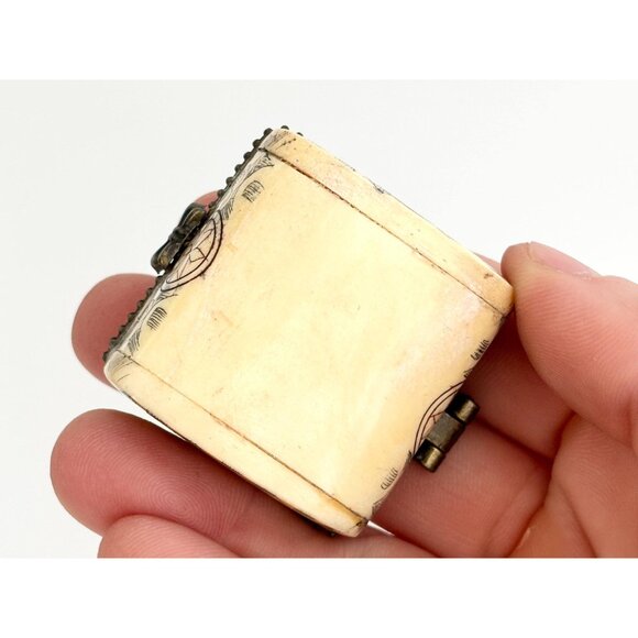 Cream Colored Bullseye Painted Chinese Inspired Trinket | Jewelry | Ring Box - Picture 7 of 12